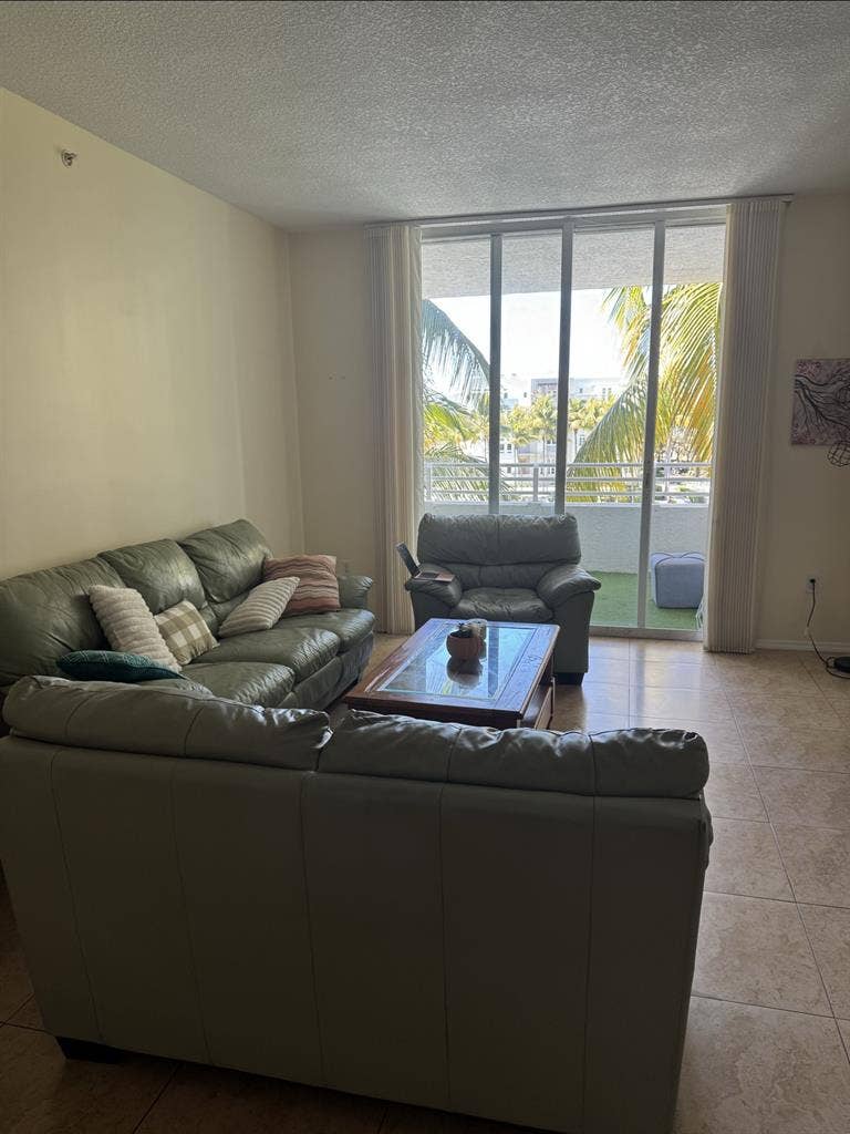 Female roommate wanted