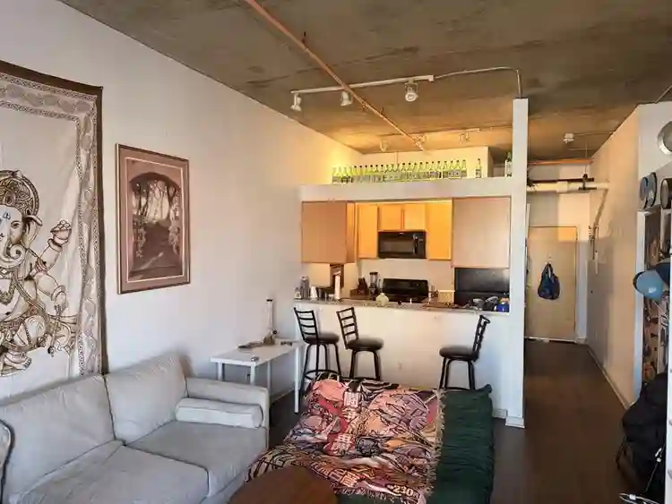 LOOKING FOR A SUBLEASE