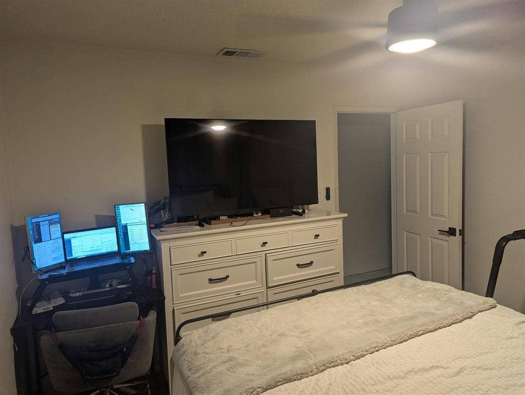1 bedroom & a private bathroom