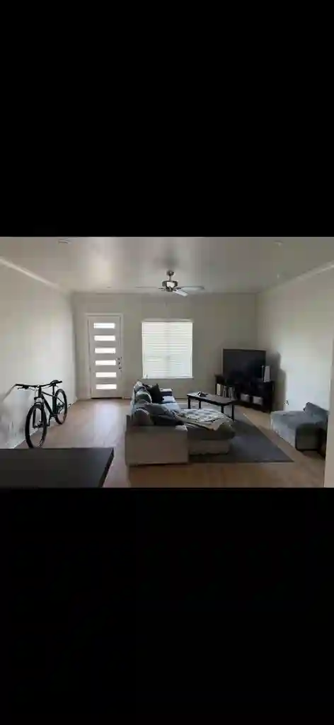 Looking for 4th roomate