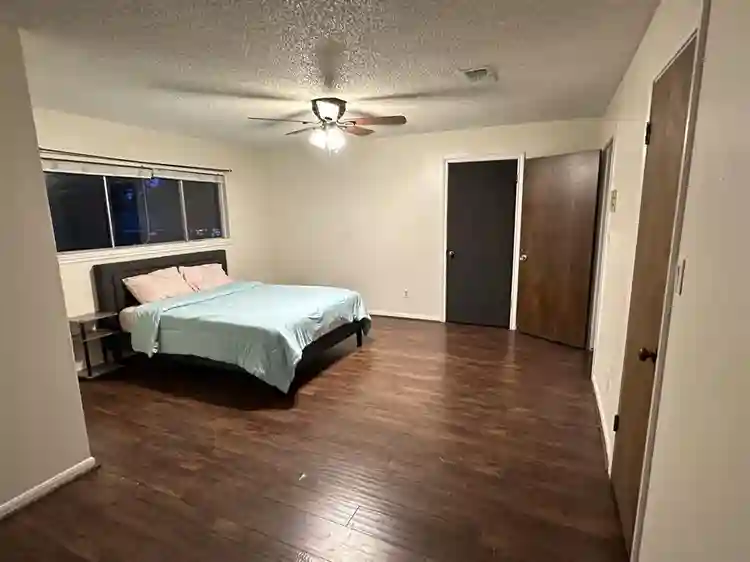 Cloverleaf Bedroom 5