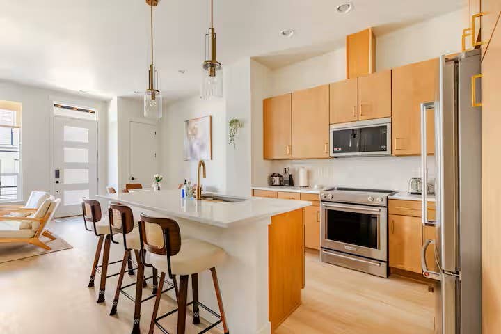 Primary Suite w/ Private Bath $1450