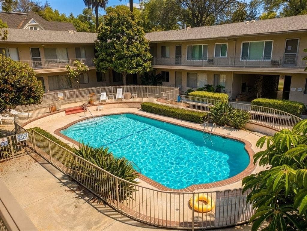 Room available in Pasadena!