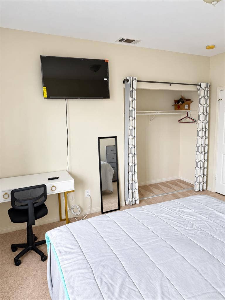 Bedroom for rent in Woodcrest!