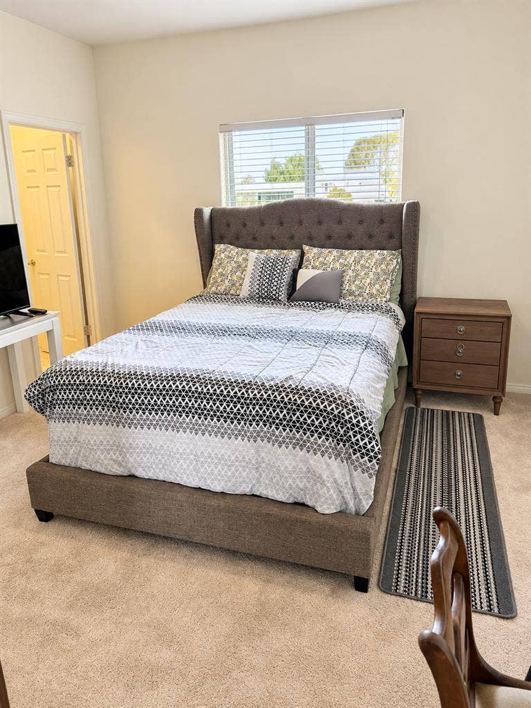 Bedroom for rent in Woodcrest!