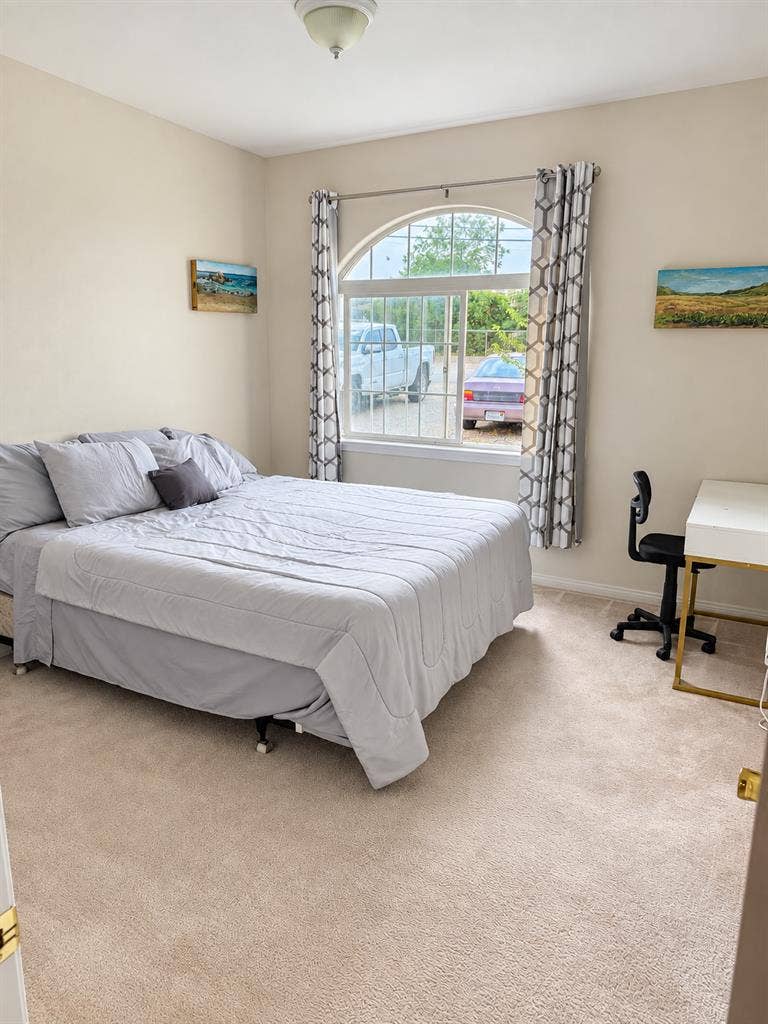 Bedroom for rent in Woodcrest!