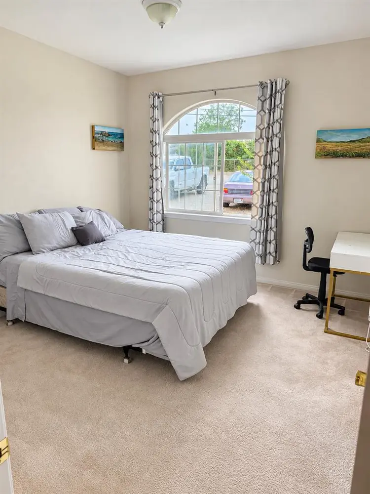 Bedroom for rent in Woodcrest!