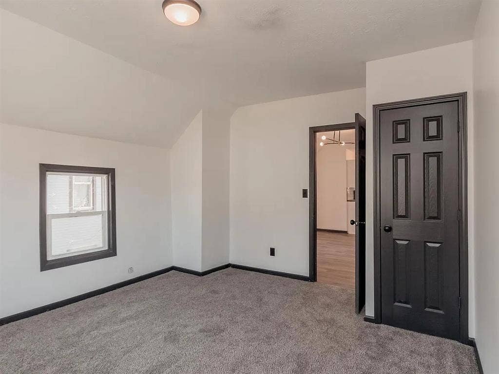 Looking for roommate