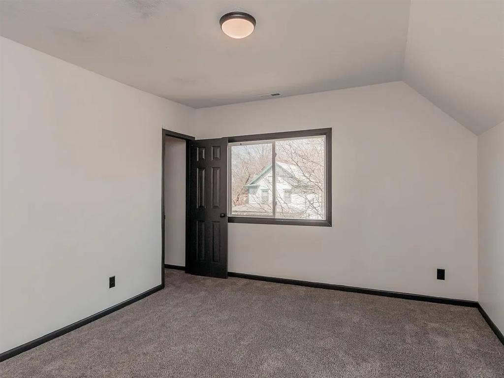 Looking for roommate