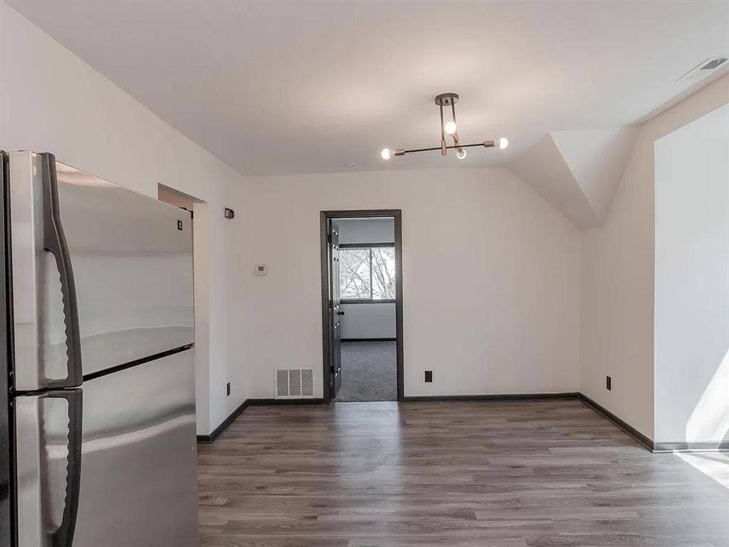 Looking for roommate