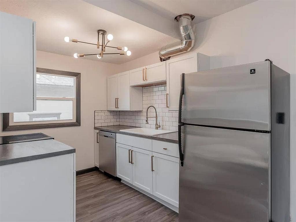 Looking for roommate