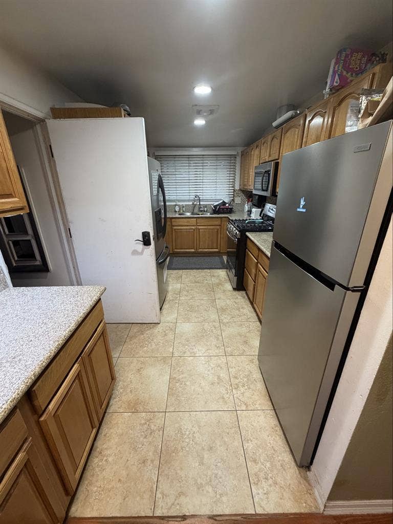 OC HOME ROOM FOR RENT