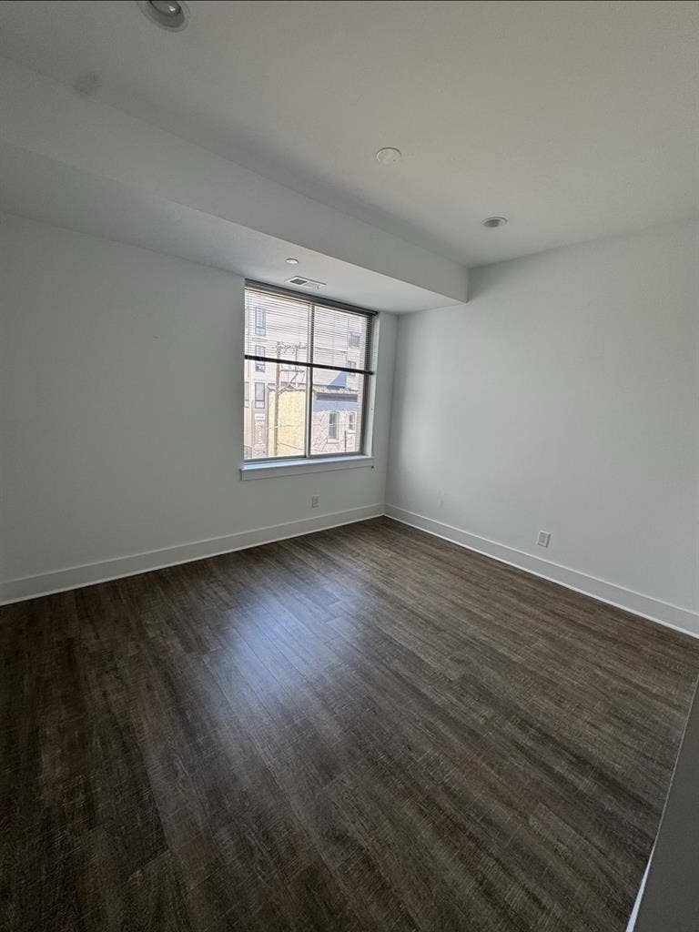 Looking for another female roommate