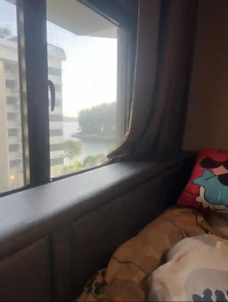 Room for rent with side sea viewing