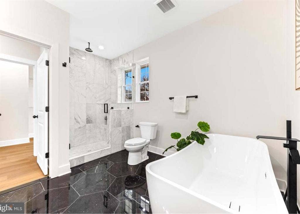 Rooms with private bathrooms