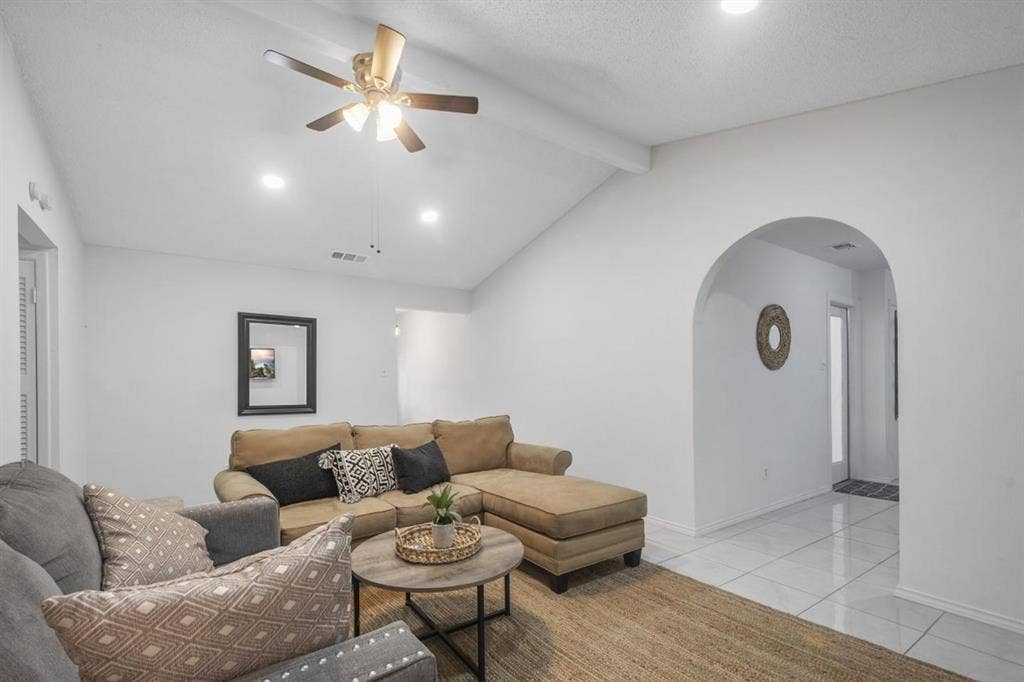 6 BR in Arlington