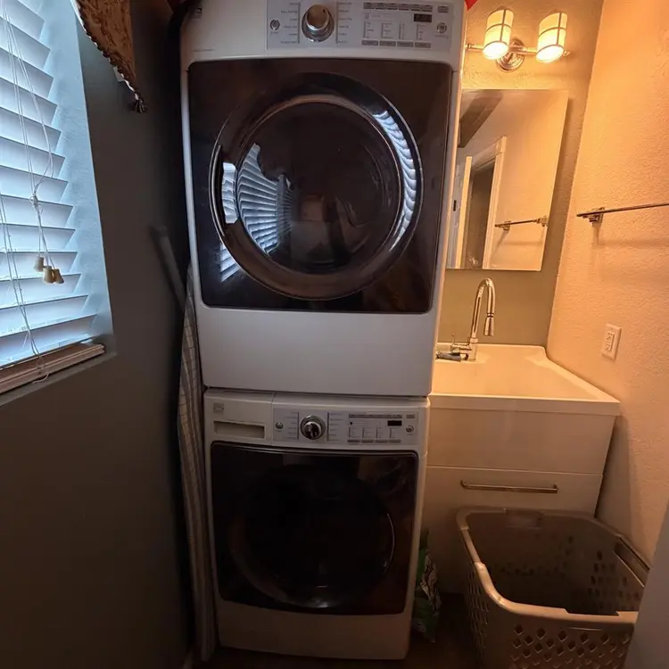 Looking for a female roommate! 🏡
