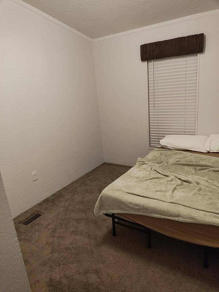 2 un/furnished rooms available