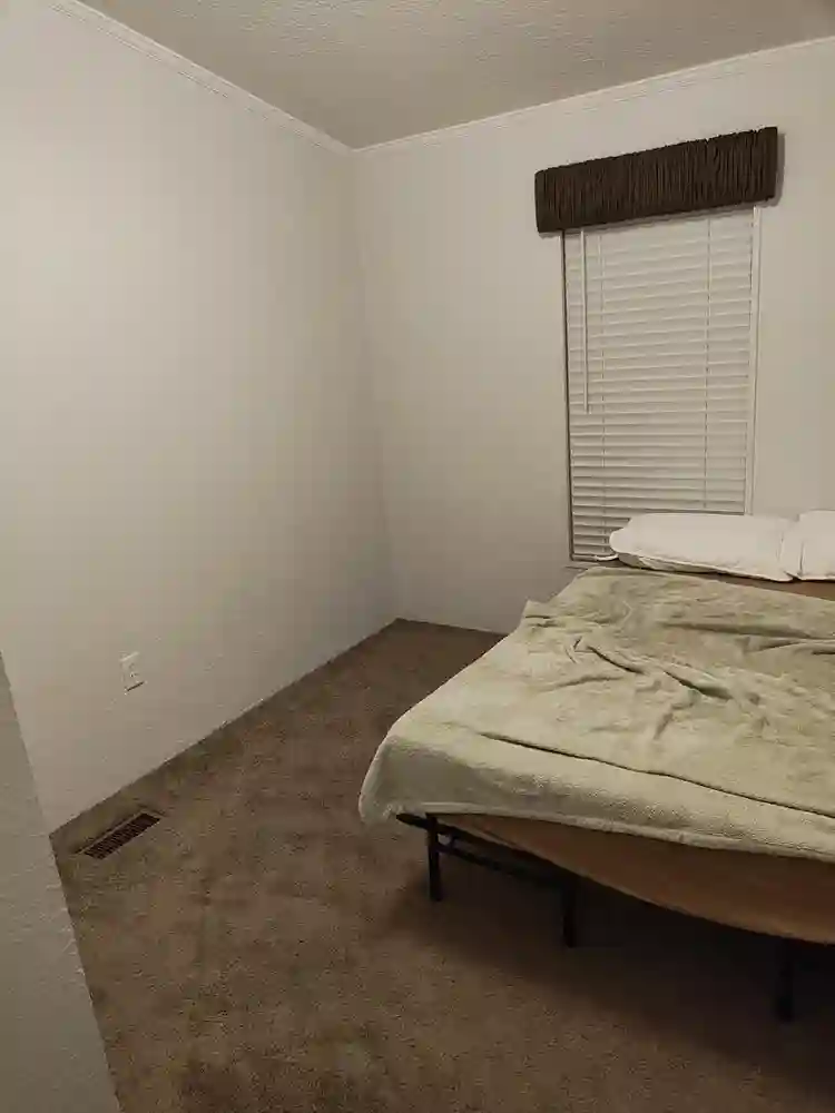 2 un/furnished rooms available