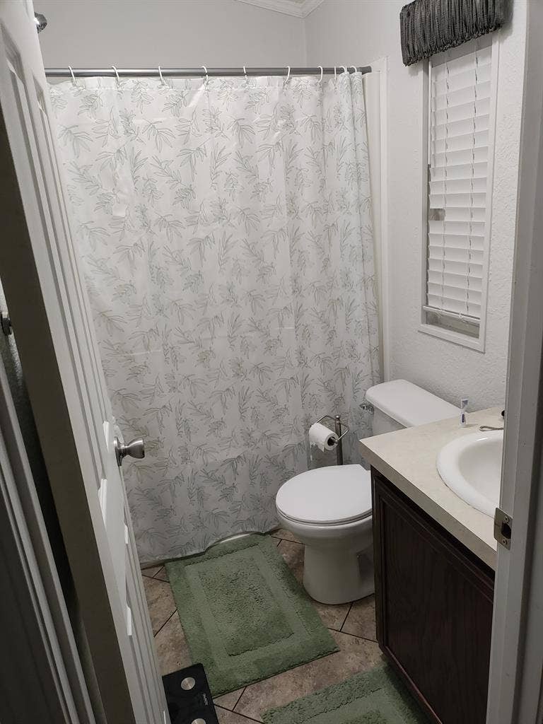 2 un/furnished rooms available