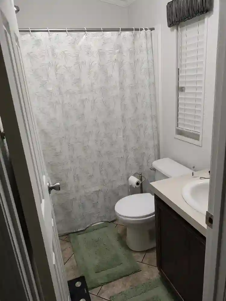 2 un/furnished rooms available