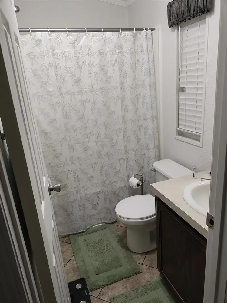 2 un/furnished rooms available