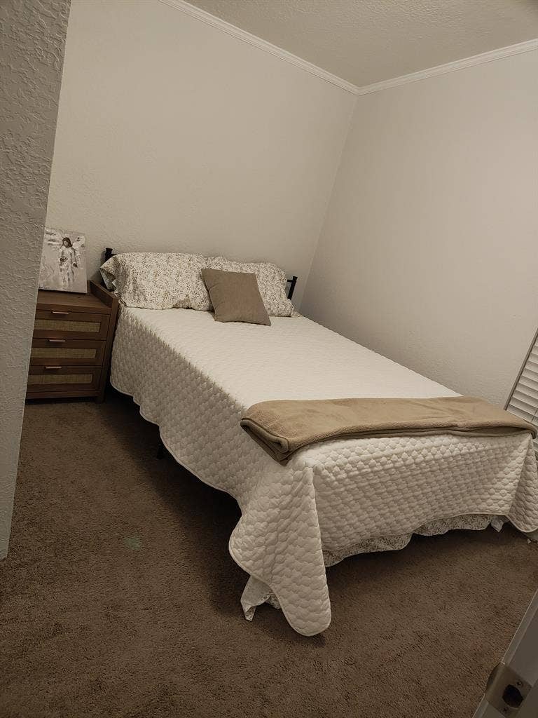 2 un/furnished rooms available