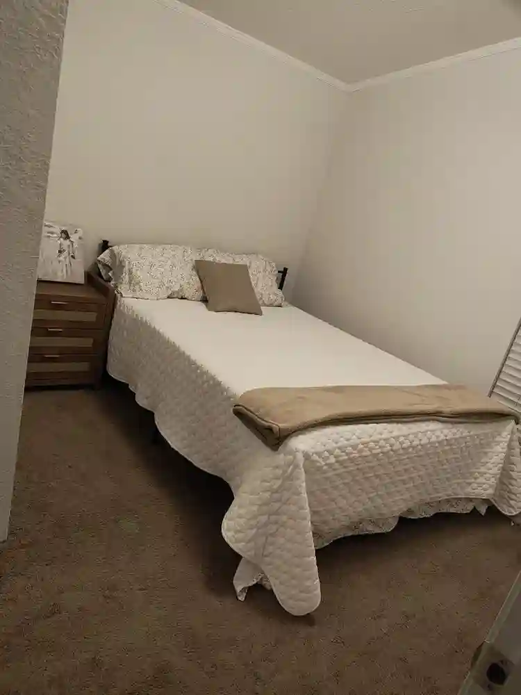 2 un/furnished rooms available