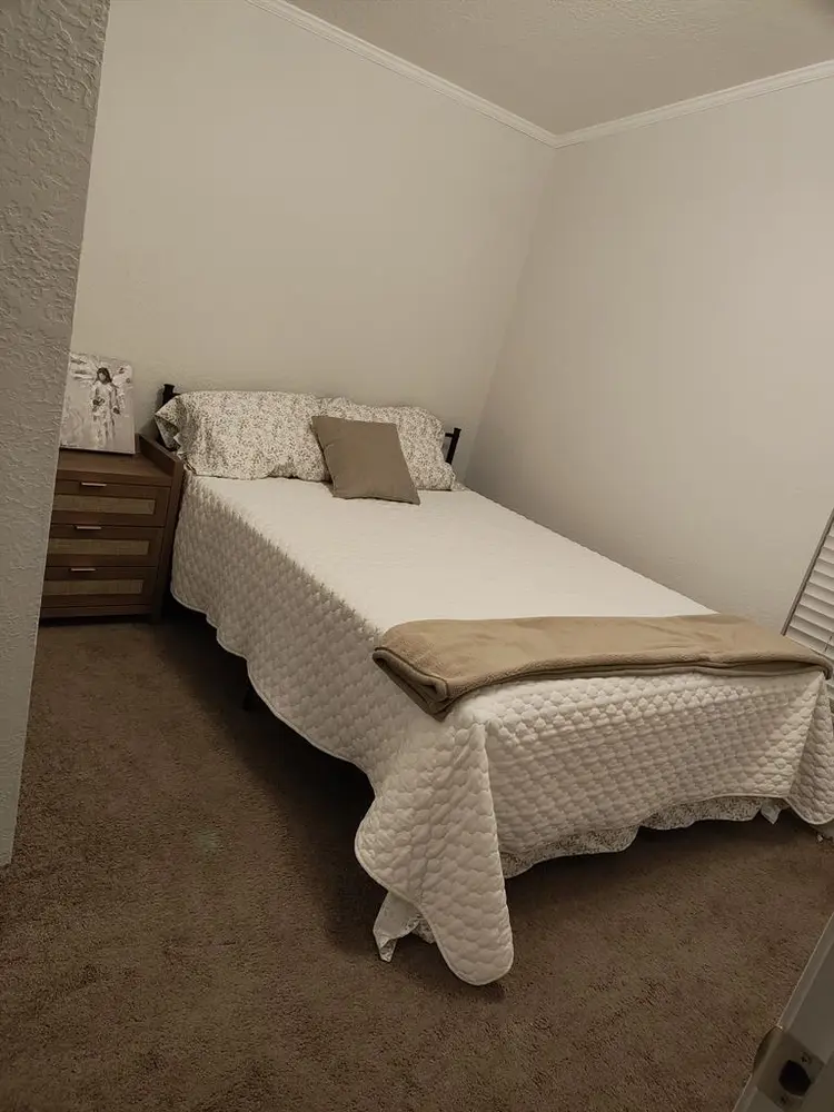 2 un/furnished rooms available