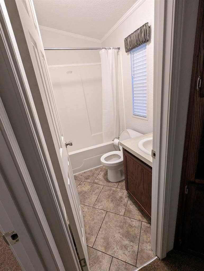 2 un/furnished rooms available