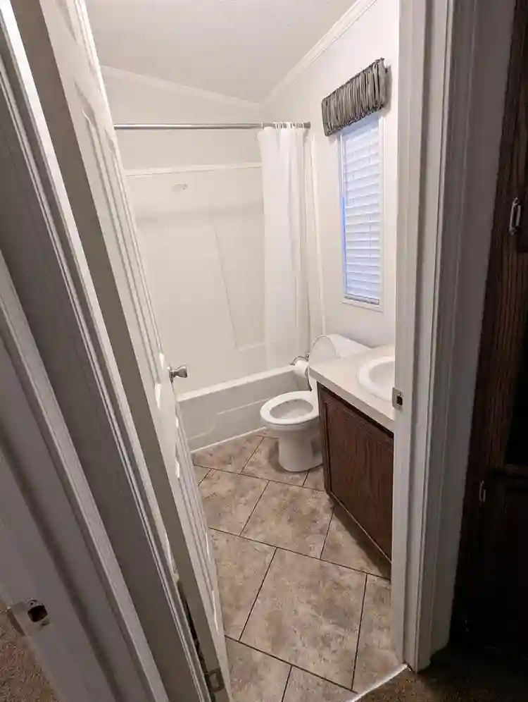 2 un/furnished rooms available
