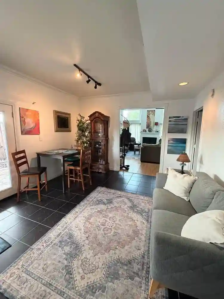 Large private bedroom &private bath