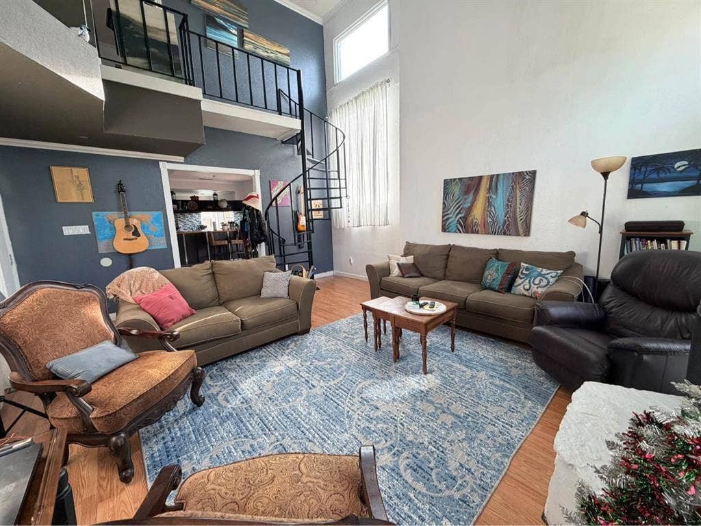 Large private bedroom &private bath