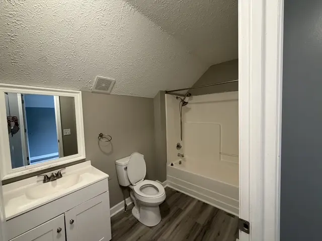 Townhouse/2 Rooms available
