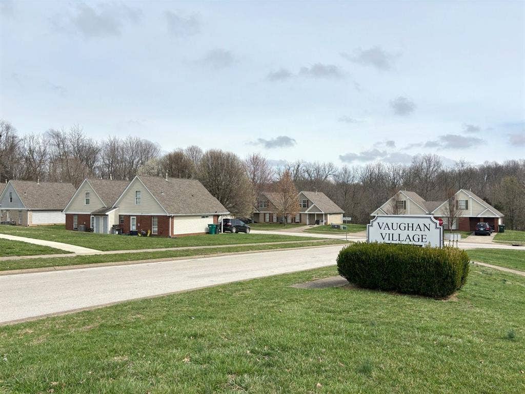 Townhouse/2 Rooms available