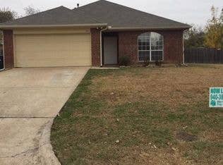 Room for rent in Denton Includes u