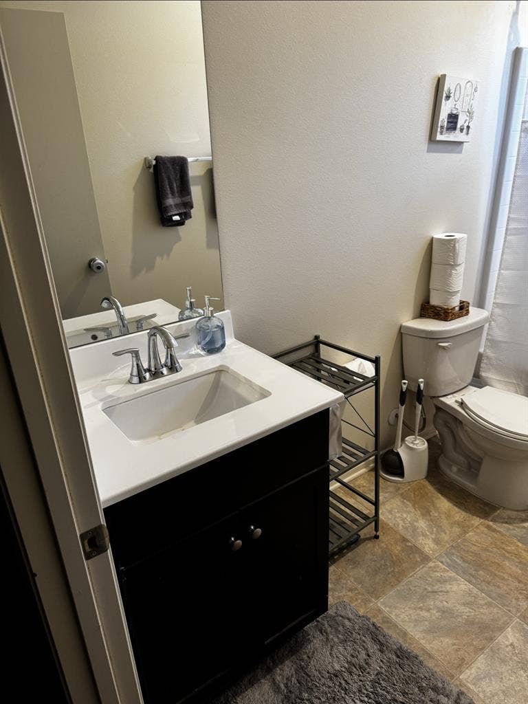 Private bedroom for rent- Adelanto