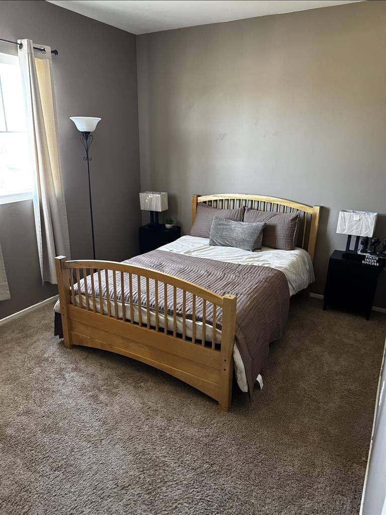 Private bedroom for rent- Adelanto