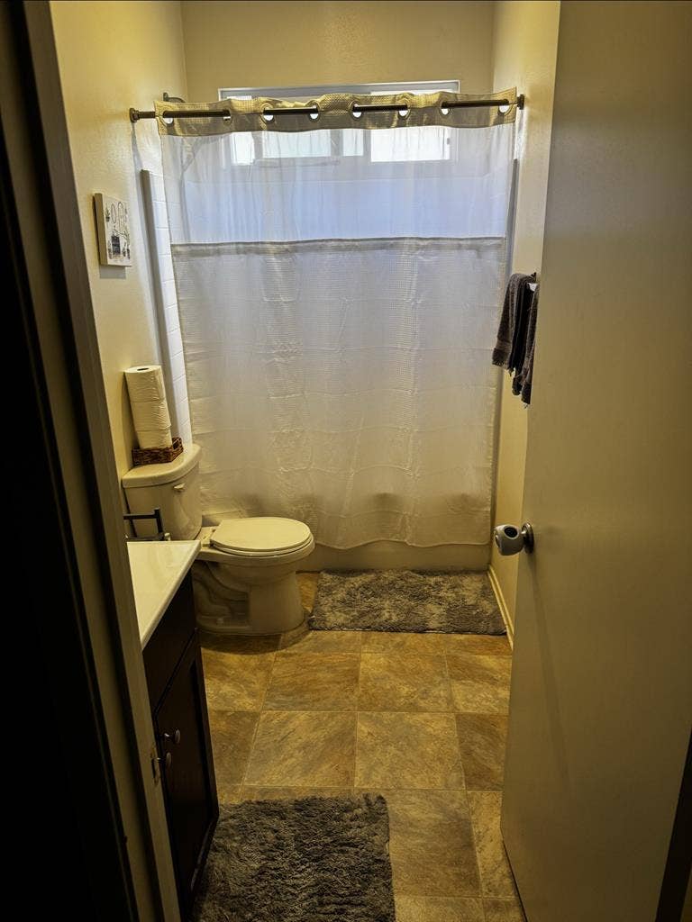 Private bedroom for rent- Adelanto