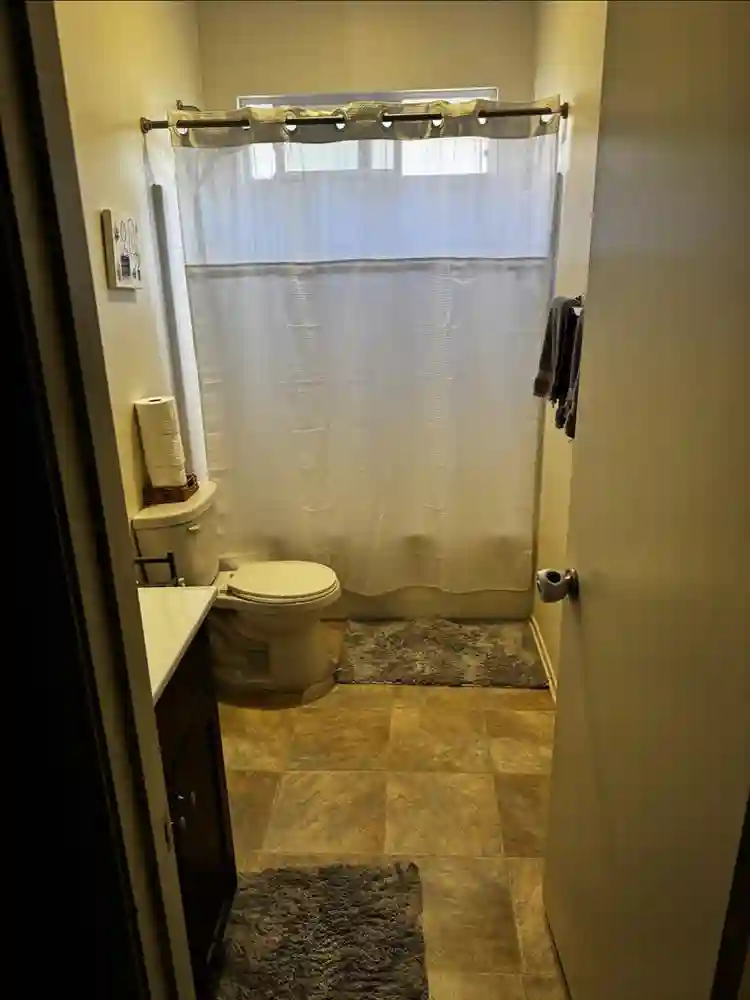 Private bedroom for rent- Adelanto