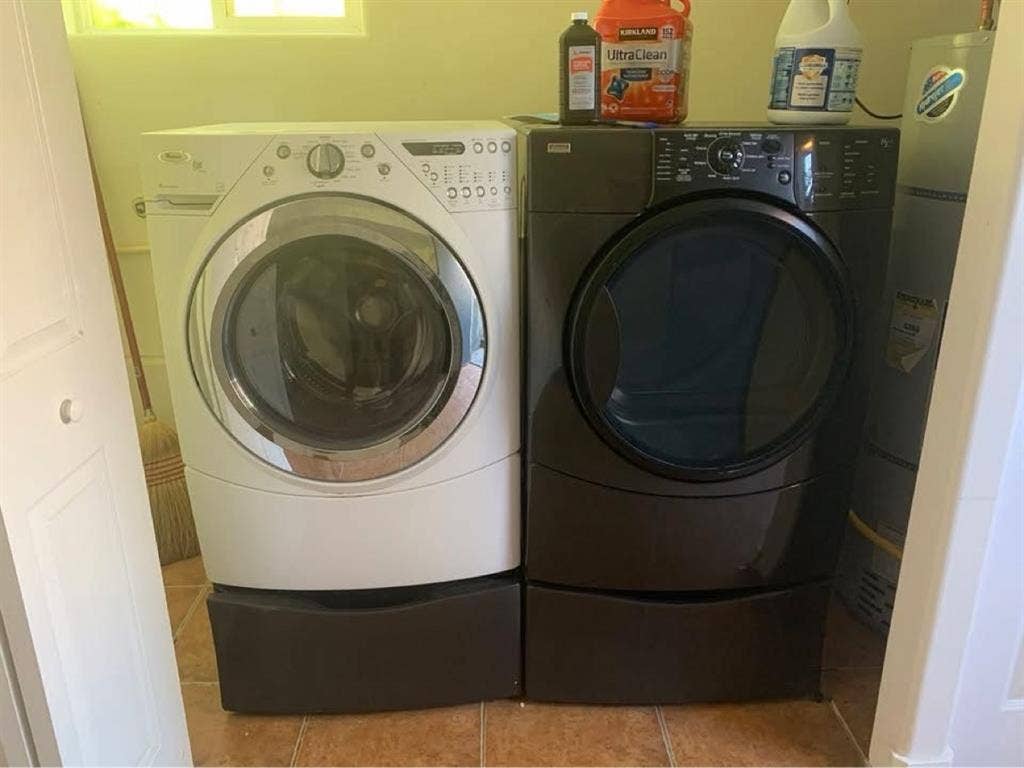 Looking for a roommate:)