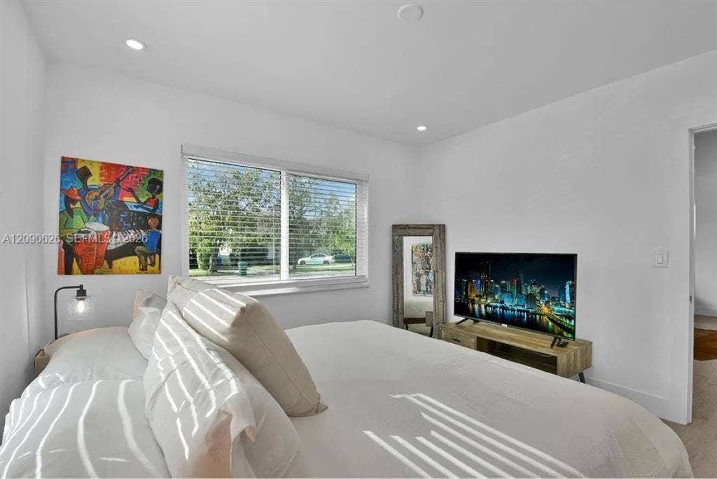 Furnished room Available for rent