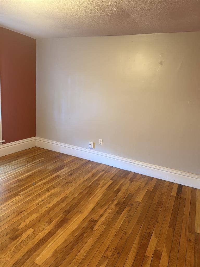 Looking for roommate