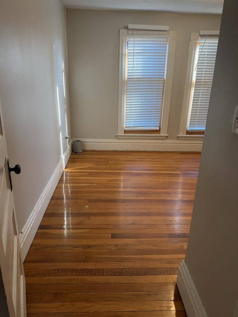 Looking for roommate