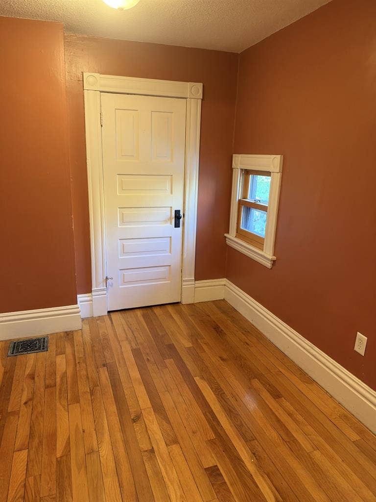 Looking for roommate