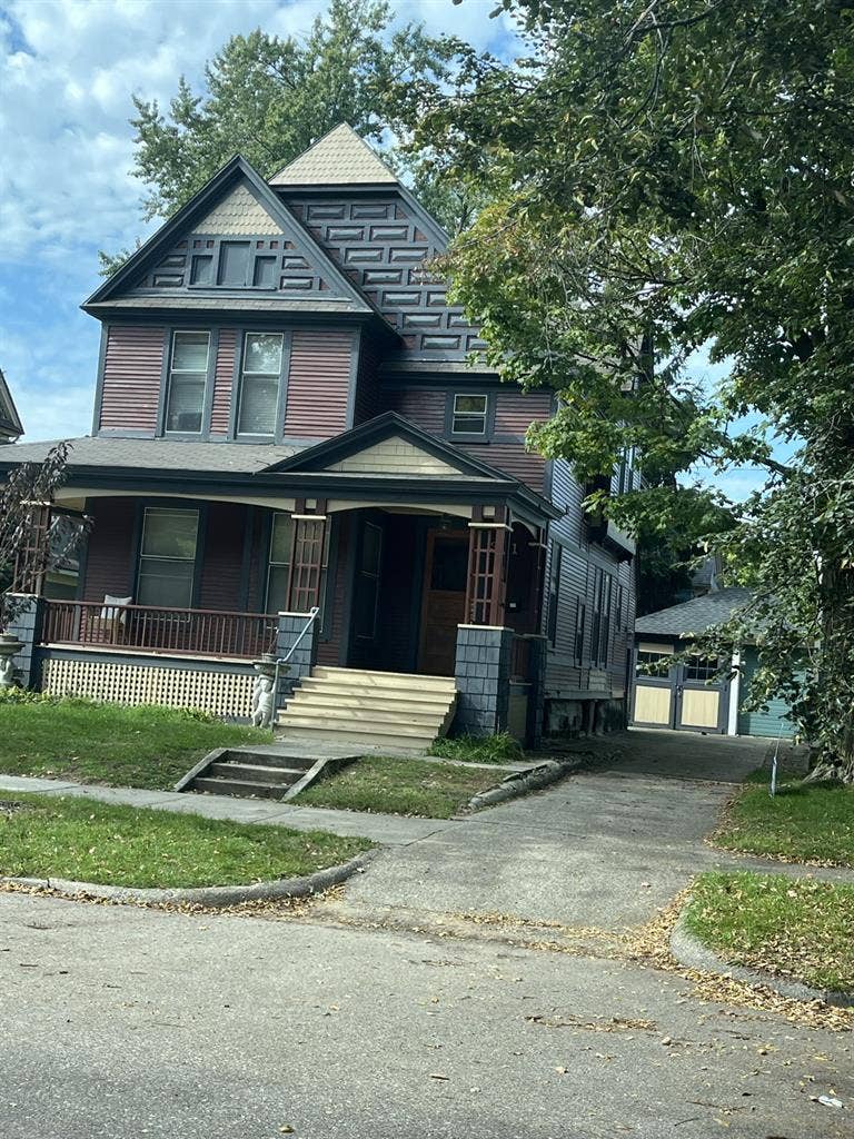 Looking for roommate