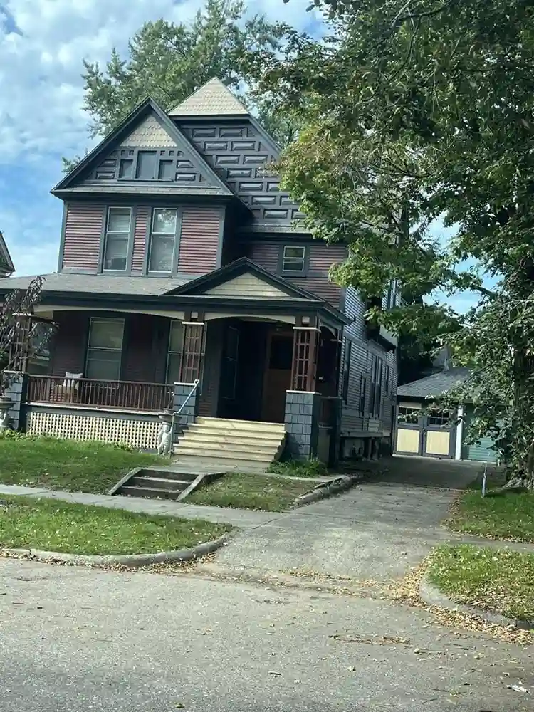 Looking for roommate