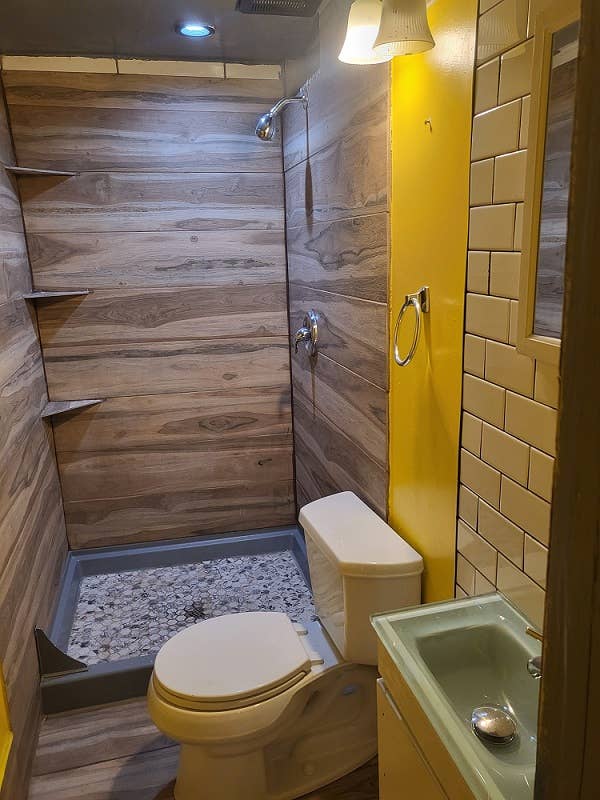 Studio Room w Bath & Kitchen