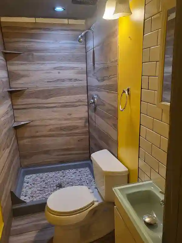 Studio Room w Bath & Kitchen