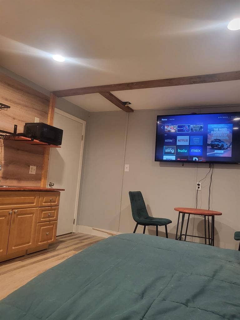 Studio Room w Bath & Kitchen